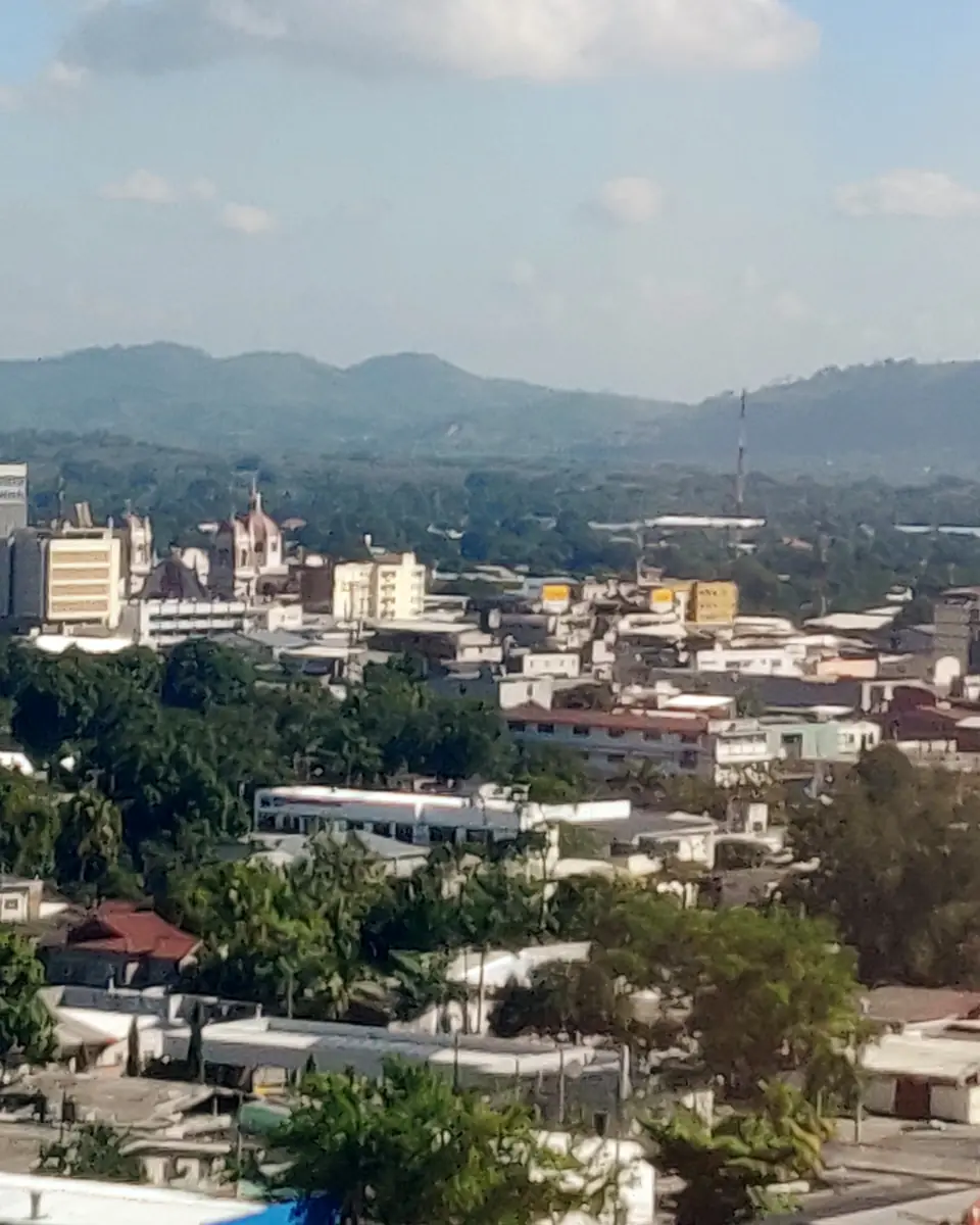 San Pedro Sula de día, con la sierra de fondo