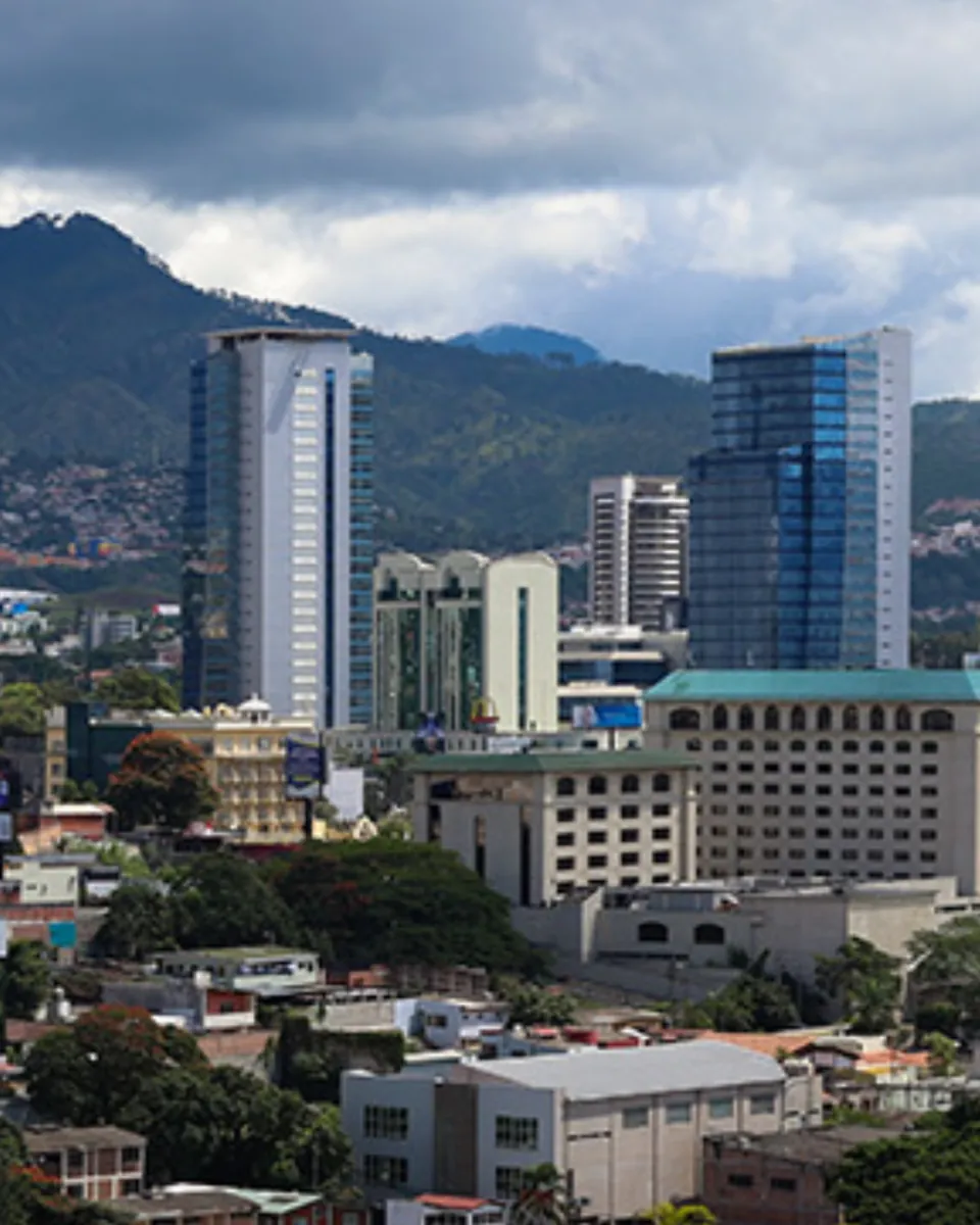 Torres del centro de Tegucigalpa, con los cerros de fondo