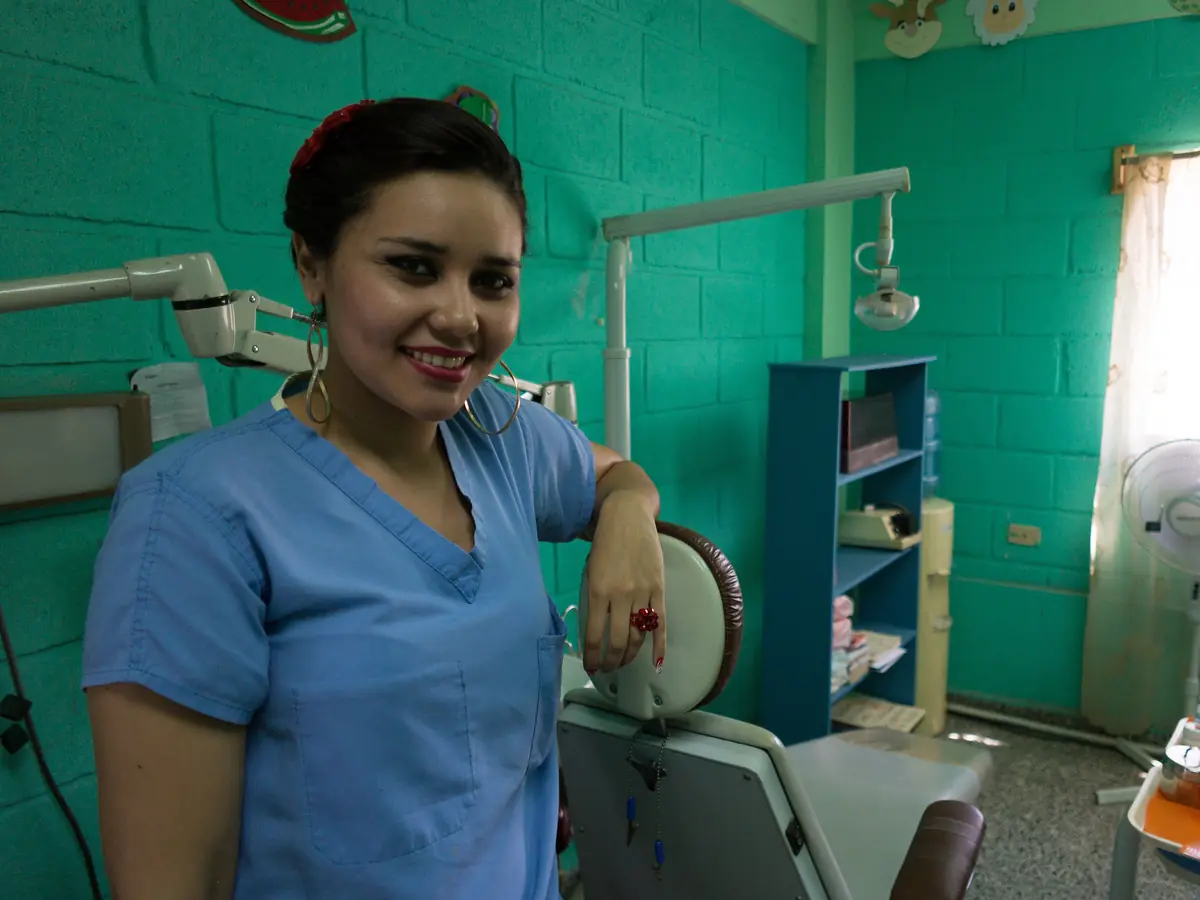Dentista en su clínica en Tegucigalpa
