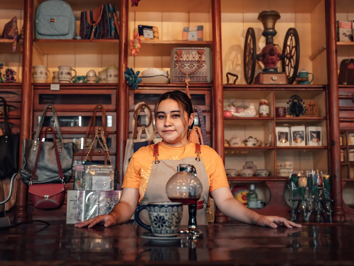 Dependienta detrás del mostrador de una tienda